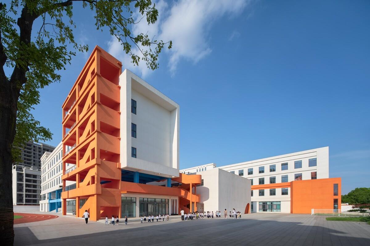 县城里的新学校：送你一匹小马 / 上海立木建筑规划