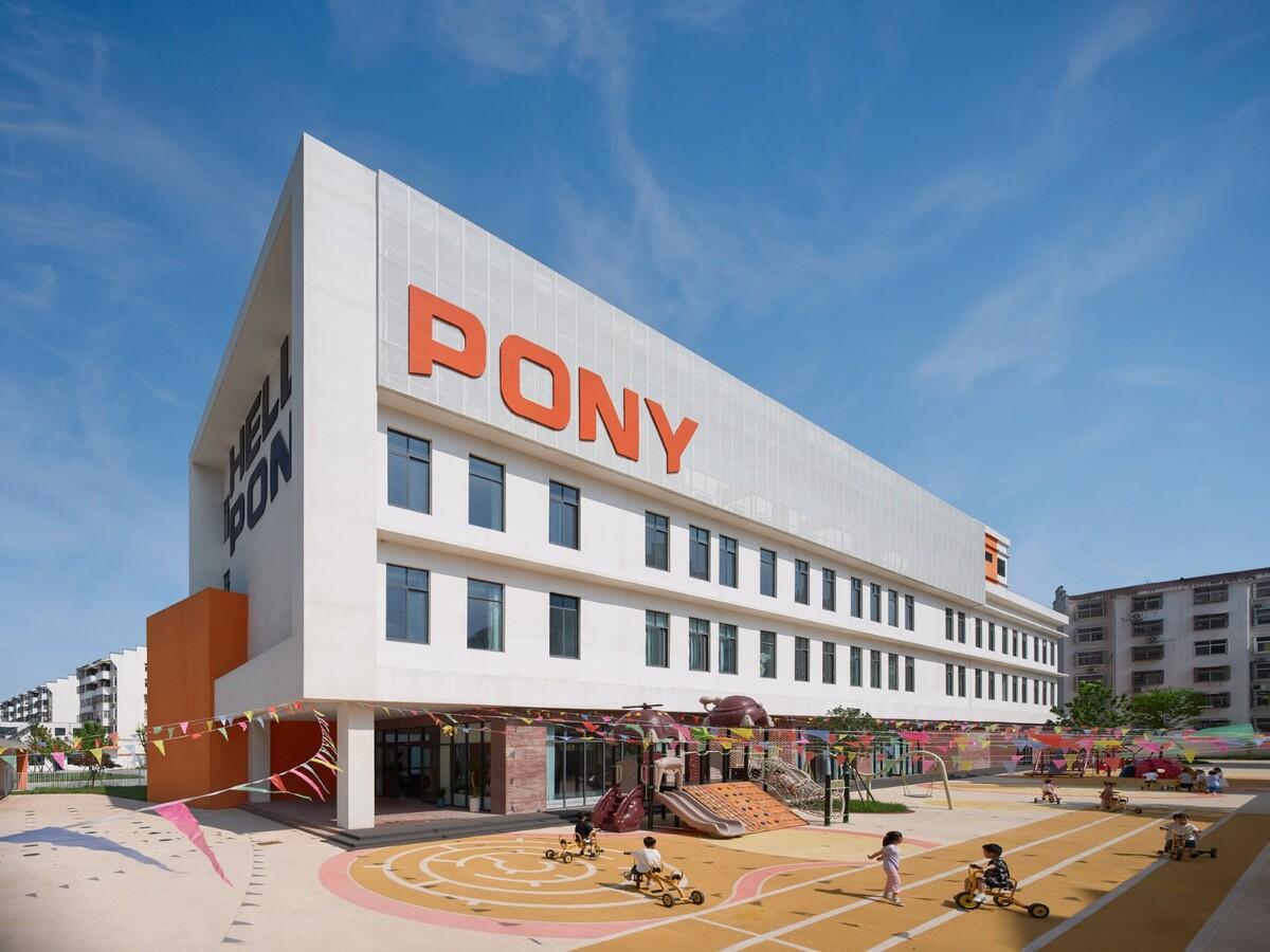 县城里的新学校：送你一匹小马 / 上海立木建筑规划