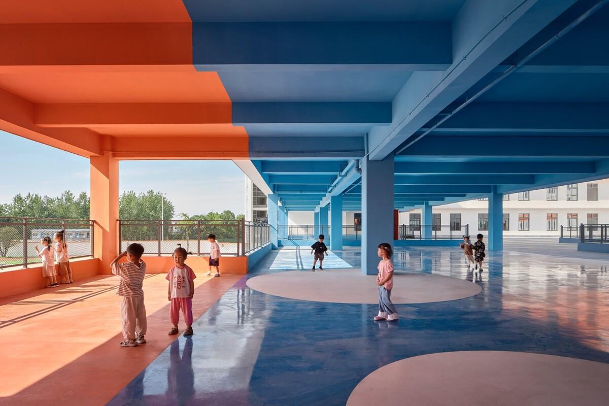 县城里的新学校：送你一匹小马 / 上海立木建筑规划
