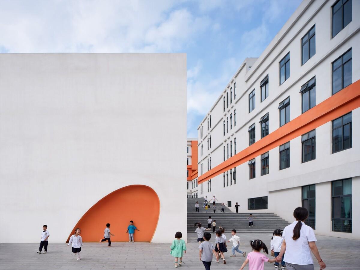 县城里的新学校：送你一匹小马 / 上海立木建筑规划