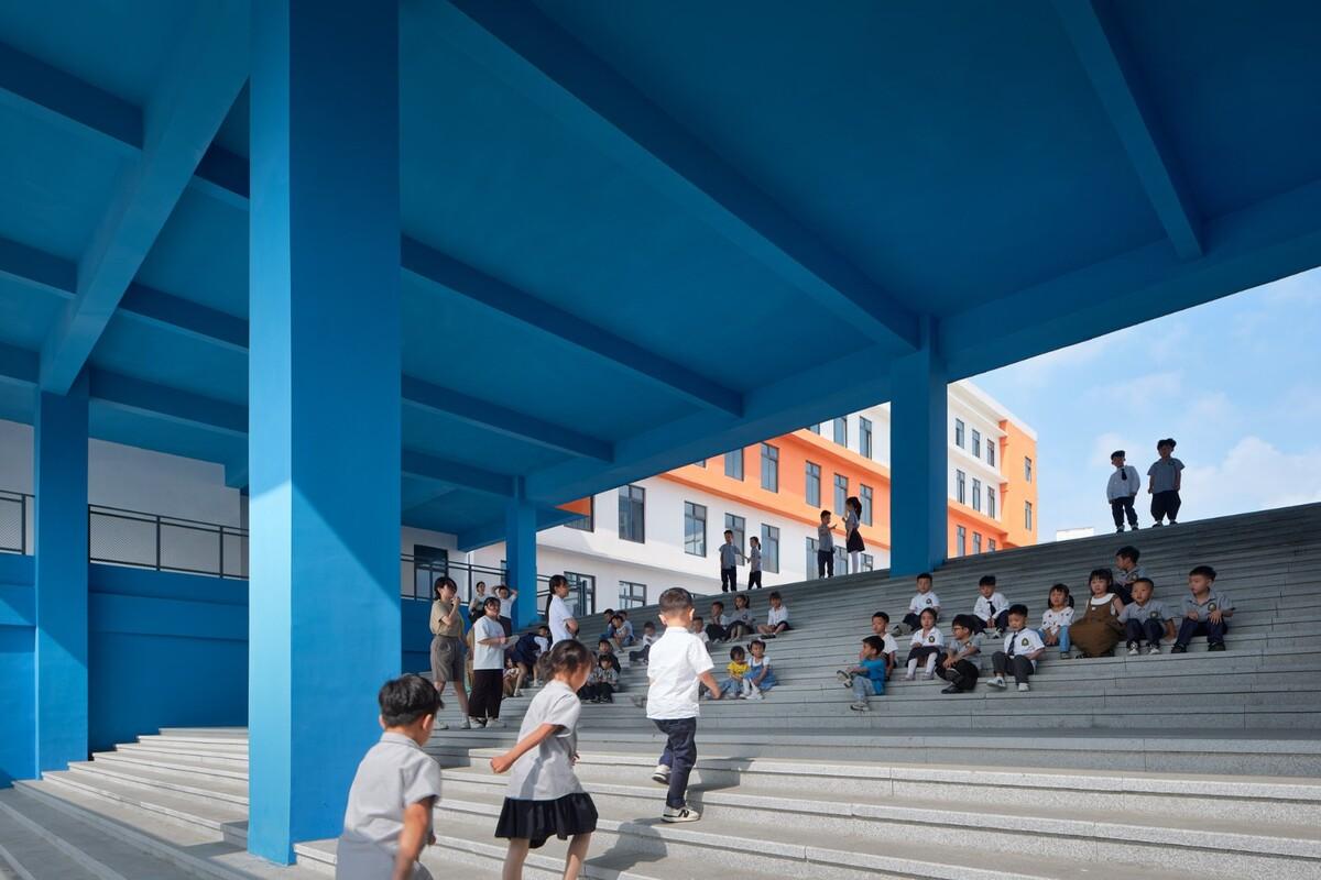 县城里的新学校：送你一匹小马 / 上海立木建筑规划