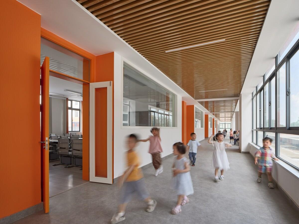 县城里的新学校：送你一匹小马 / 上海立木建筑规划