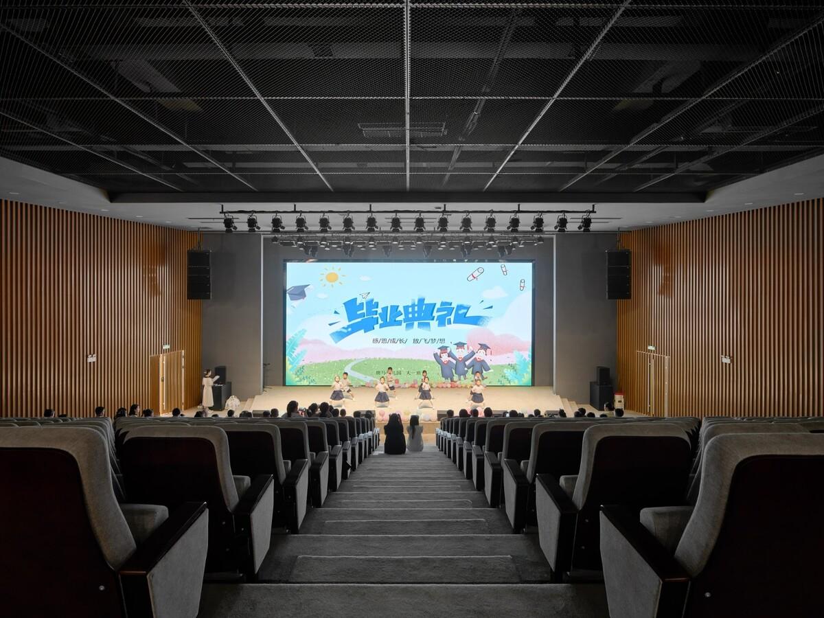 县城里的新学校：送你一匹小马 / 上海立木建筑规划