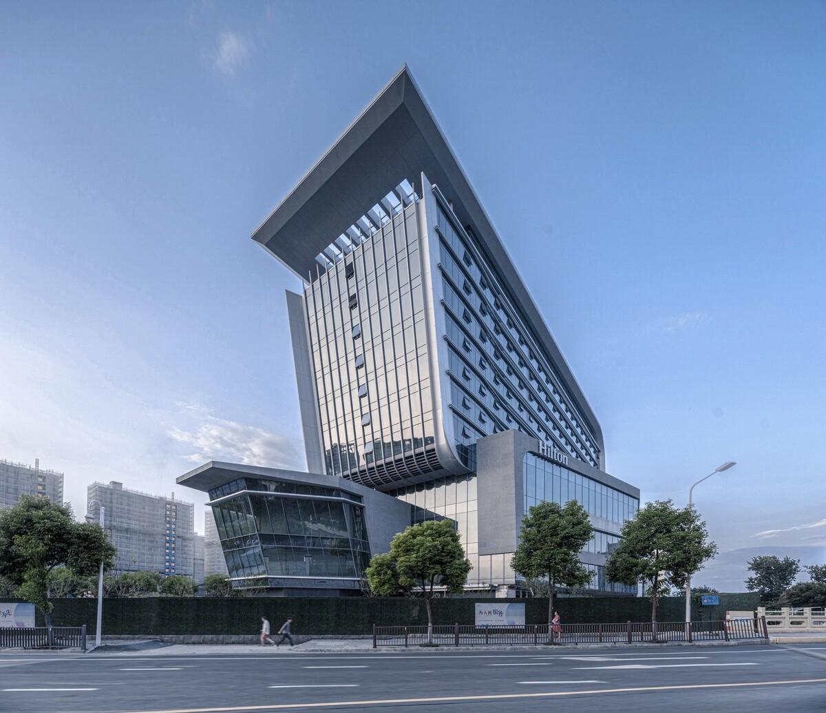 上海新虹桥灿辉希尔顿五星级酒店：一幅展现流线与速度感的立面画卷 / 三益建筑