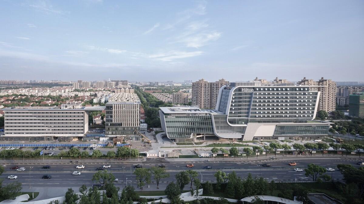 上海新虹桥灿辉希尔顿五星级酒店：一幅展现流线与速度感的立面画卷 / 三益建筑