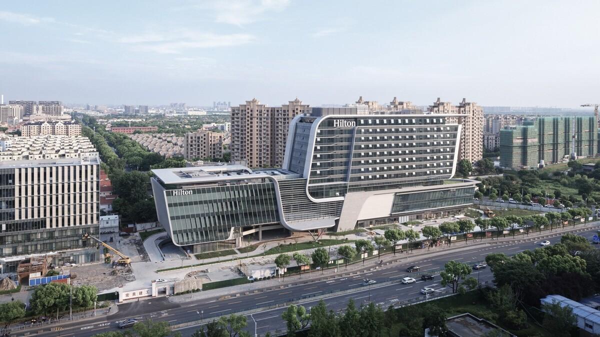 上海新虹桥灿辉希尔顿五星级酒店：一幅展现流线与速度感的立面画卷 / 三益建筑