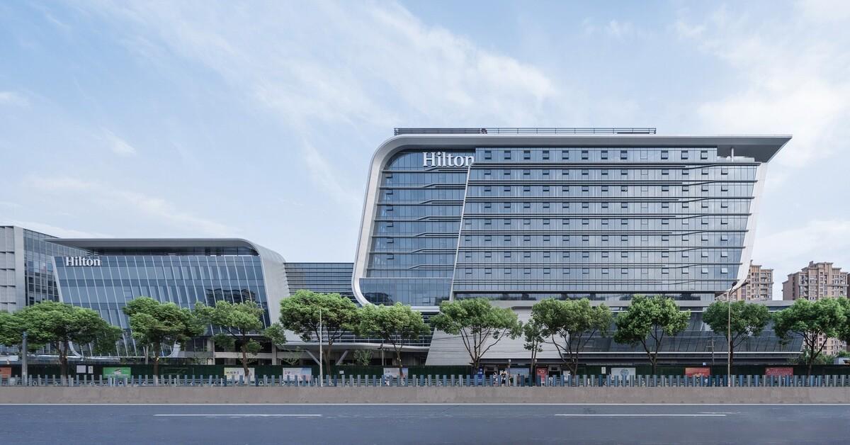 上海新虹桥灿辉希尔顿五星级酒店：一幅展现流线与速度感的立面画卷 / 三益建筑