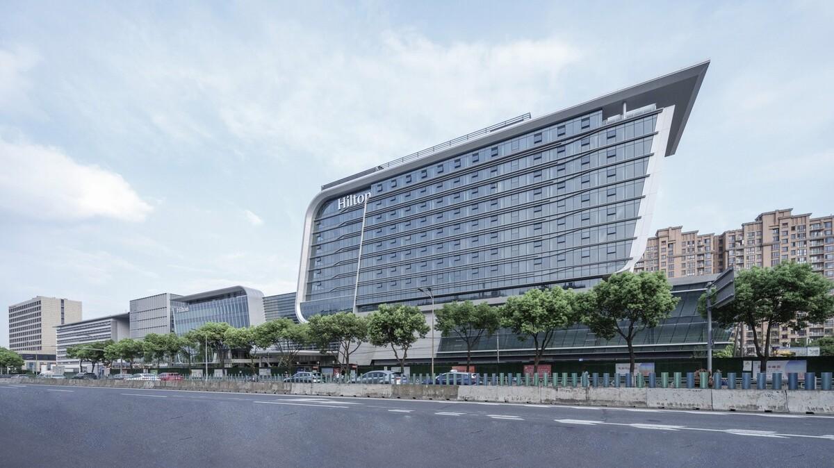 上海新虹桥灿辉希尔顿五星级酒店：一幅展现流线与速度感的立面画卷 / 三益建筑