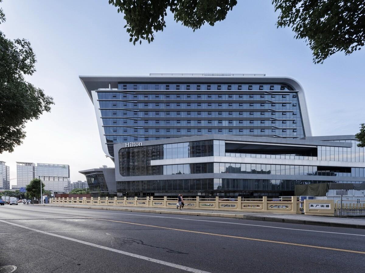 上海新虹桥灿辉希尔顿五星级酒店：一幅展现流线与速度感的立面画卷 / 三益建筑