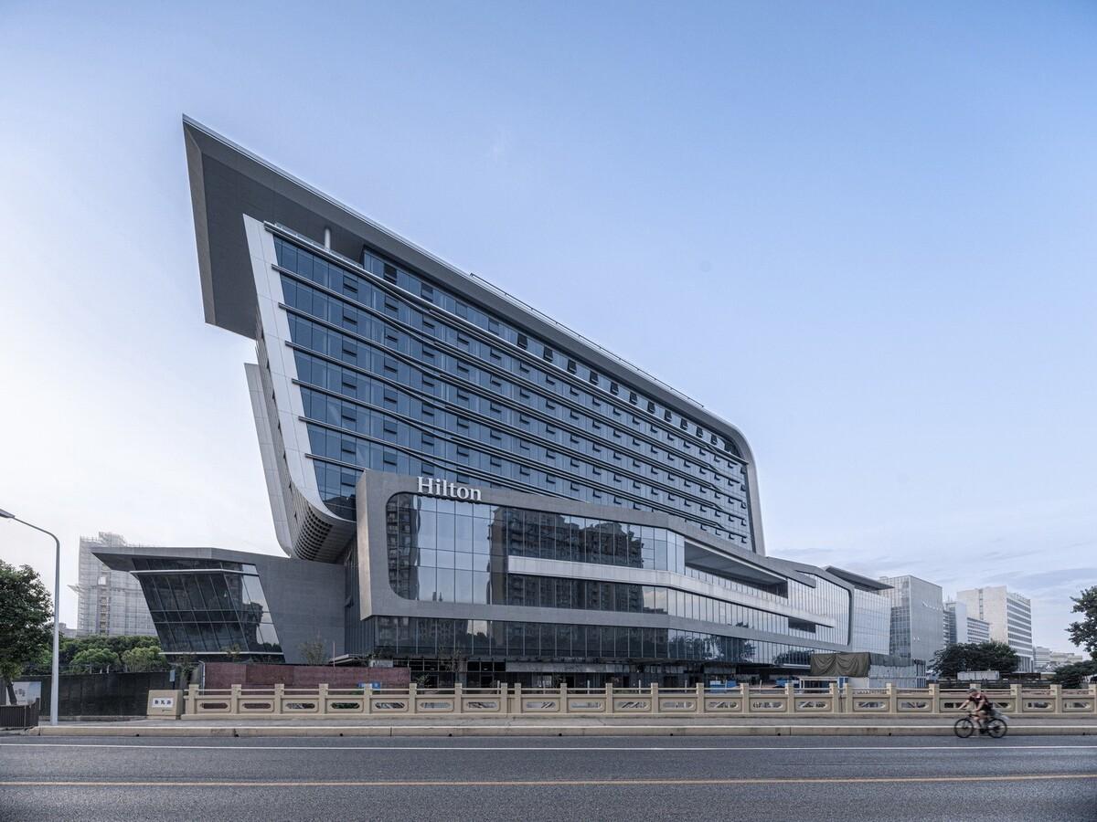 上海新虹桥灿辉希尔顿五星级酒店：一幅展现流线与速度感的立面画卷 / 三益建筑