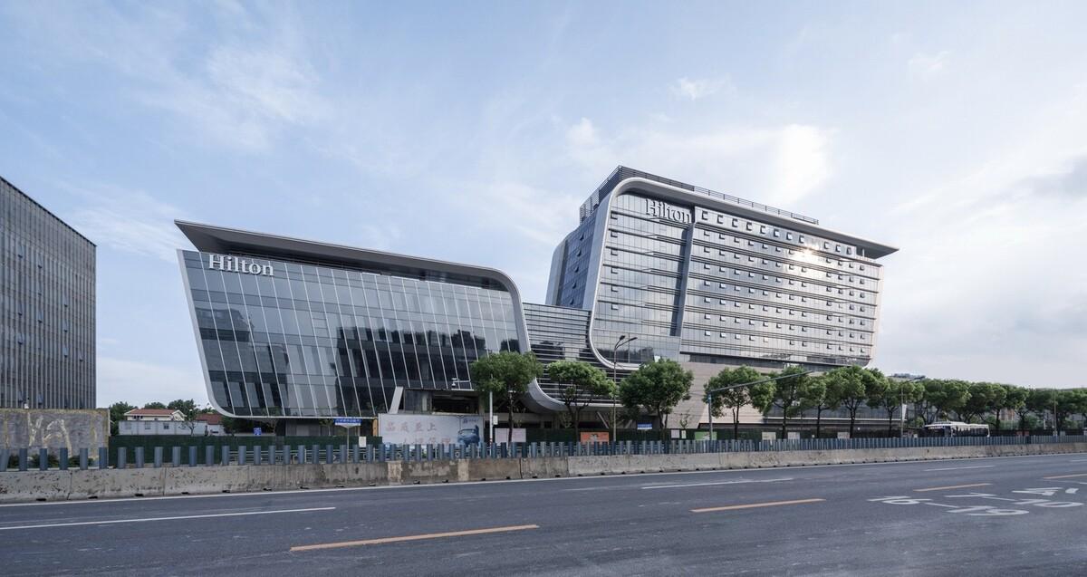 上海新虹桥灿辉希尔顿五星级酒店：一幅展现流线与速度感的立面画卷 / 三益建筑