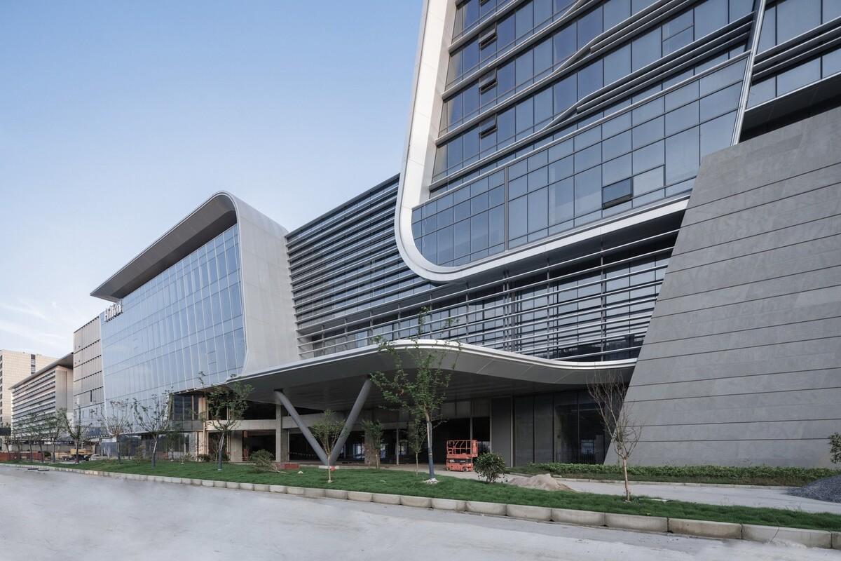 上海新虹桥灿辉希尔顿五星级酒店：一幅展现流线与速度感的立面画卷 / 三益建筑