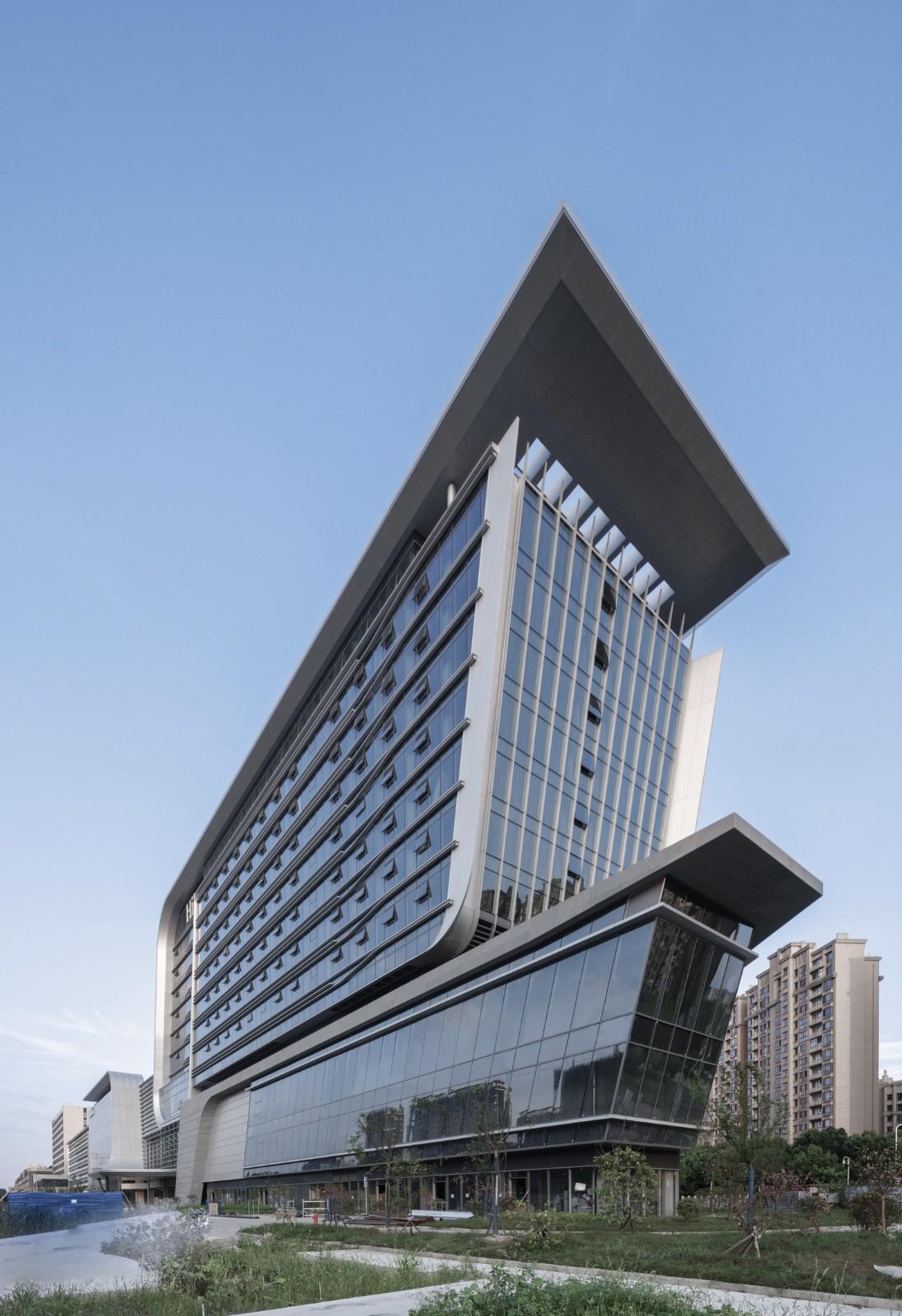 上海新虹桥灿辉希尔顿五星级酒店：一幅展现流线与速度感的立面画卷 / 三益建筑