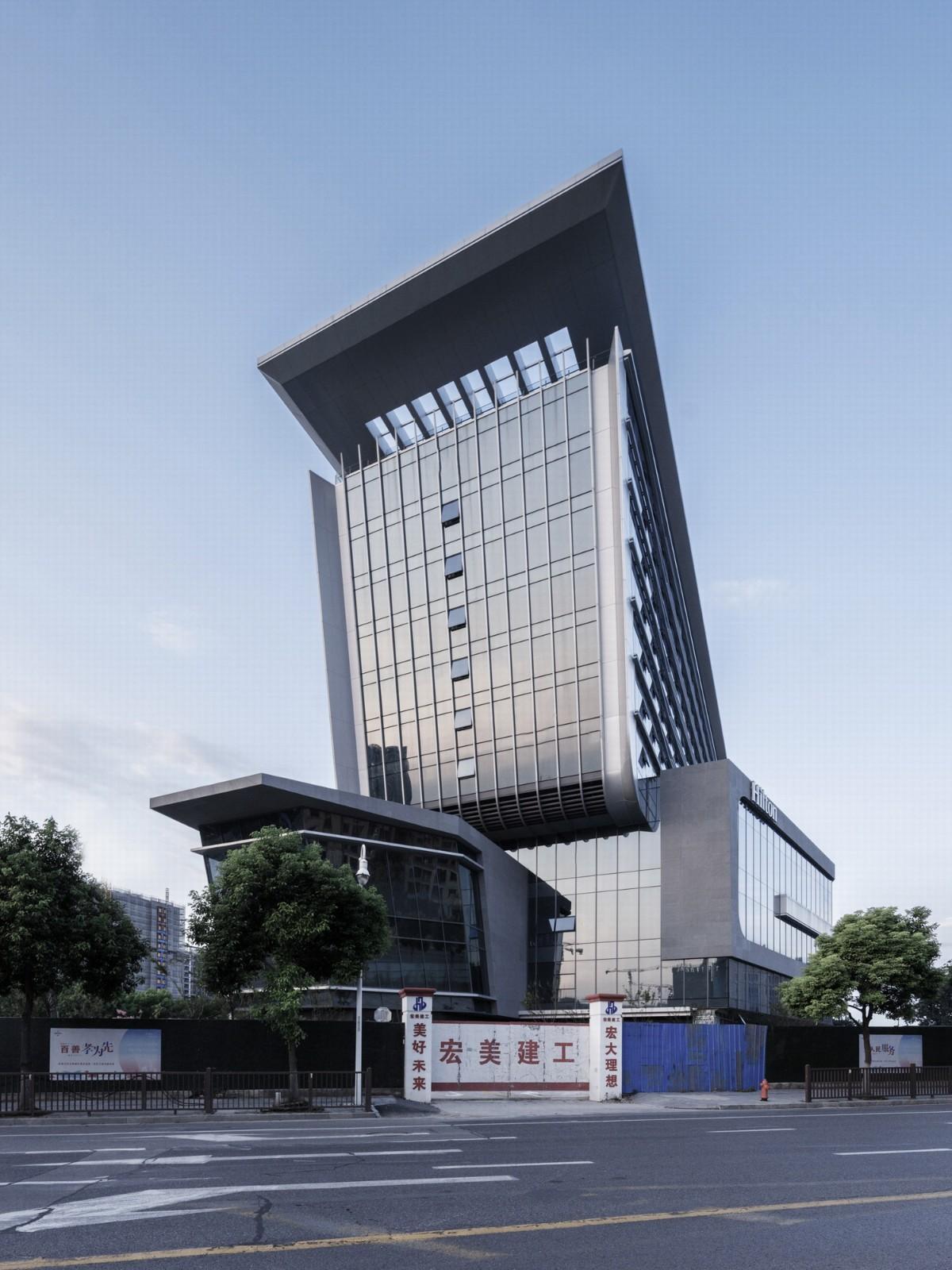 上海新虹桥灿辉希尔顿五星级酒店：一幅展现流线与速度感的立面画卷 / 三益建筑