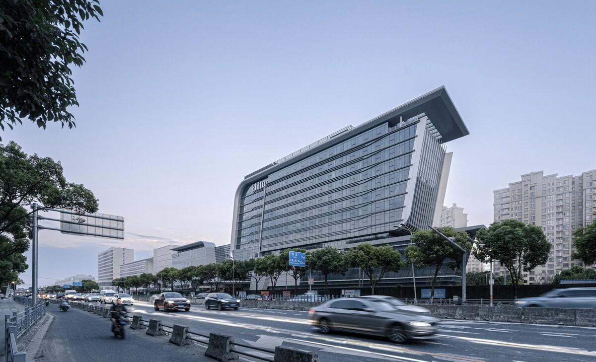 上海新虹桥灿辉希尔顿五星级酒店：一幅展现流线与速度感的立面画卷 / 三益建筑
