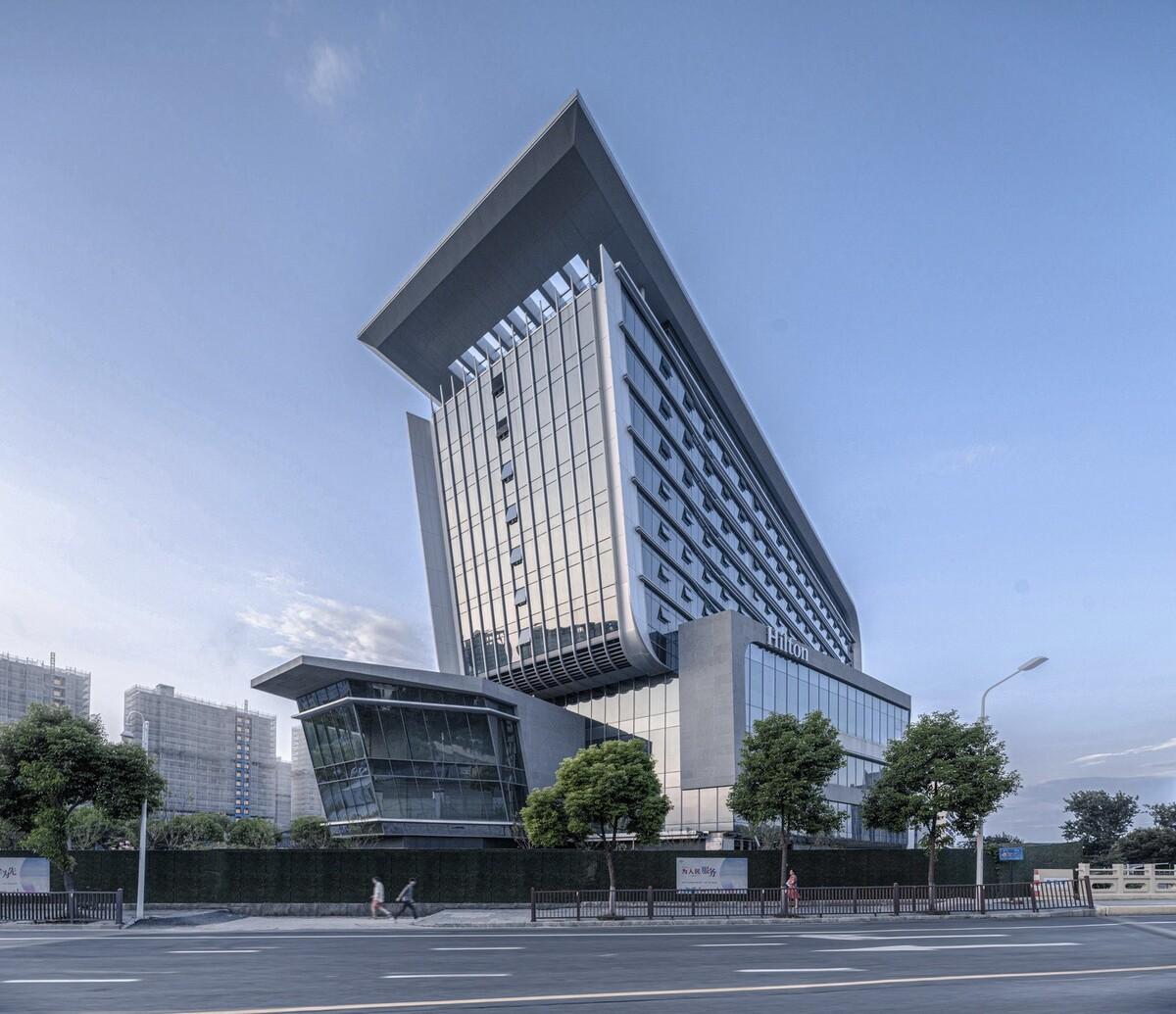 上海新虹桥灿辉希尔顿五星级酒店：一幅展现流线与速度感的立面画卷 / 三益建筑