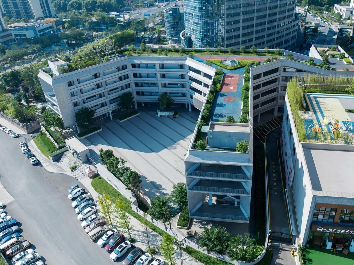 如有机生命体般自由生长：贵阳·观山湖区第八中学 / 柏涛建筑,