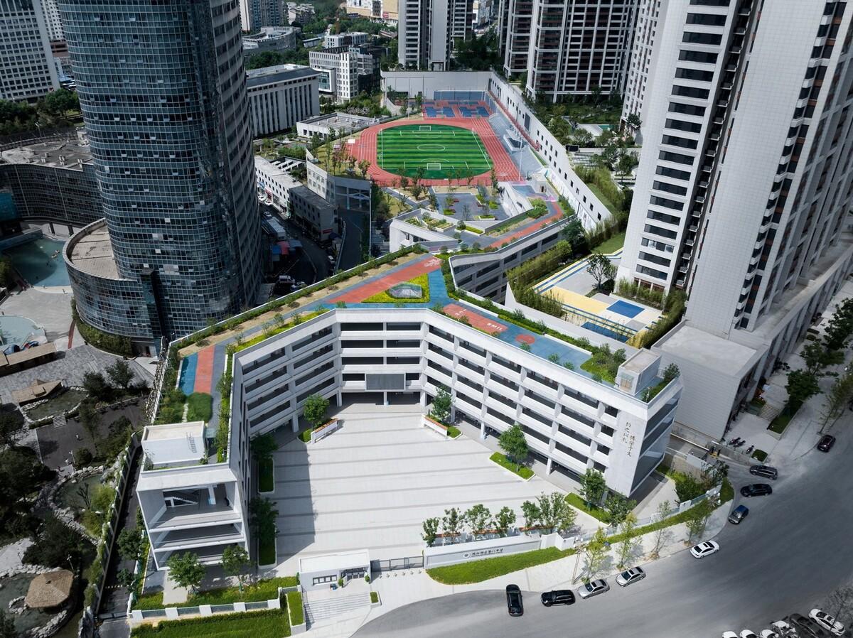 如有机生命体般自由生长：贵阳·观山湖区第八中学 / 柏涛建筑,