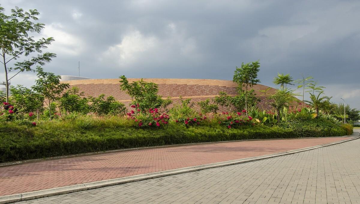 Binus 三宝垄教育园区 / Denton Corker Marshall