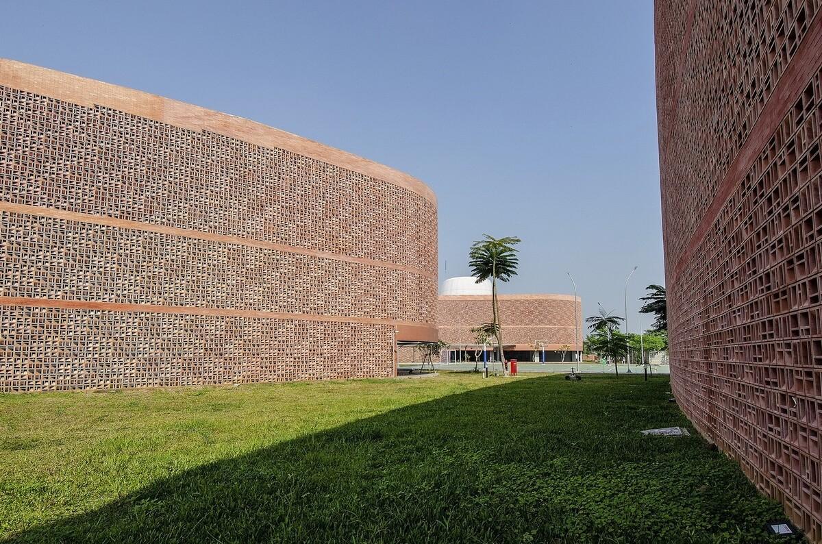 Binus 三宝垄教育园区 / Denton Corker Marshall