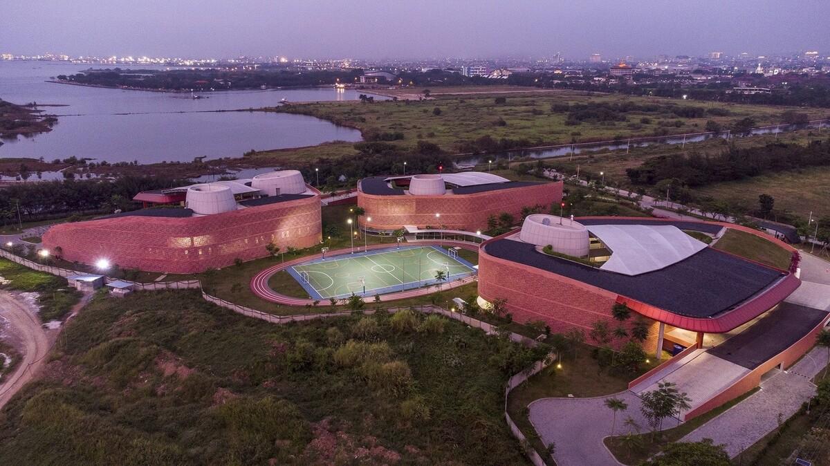 Binus 三宝垄教育园区 / Denton Corker Marshall