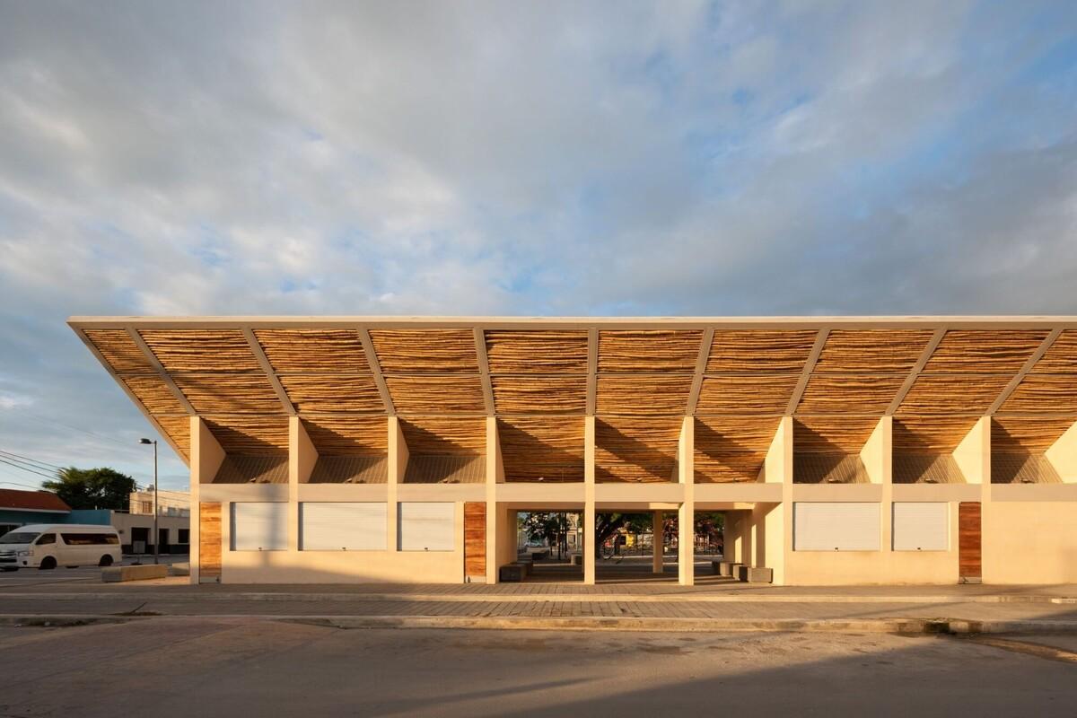 遮荫空间，摊位乘凉：Chicxulub 广场 / Estudio MMX