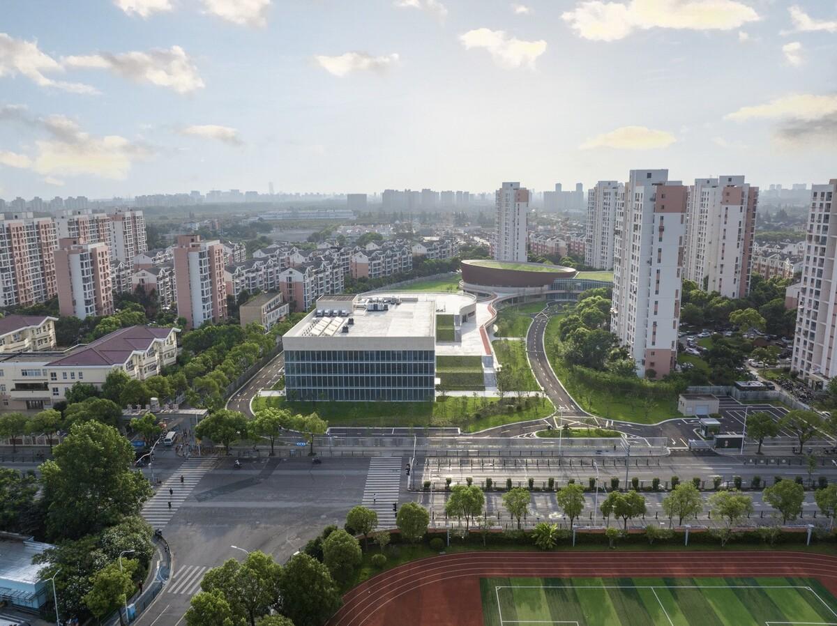 上海三林懿德社区文体中心：“镶嵌”在社区当中的一站式“体育+”公园 / 三益中国