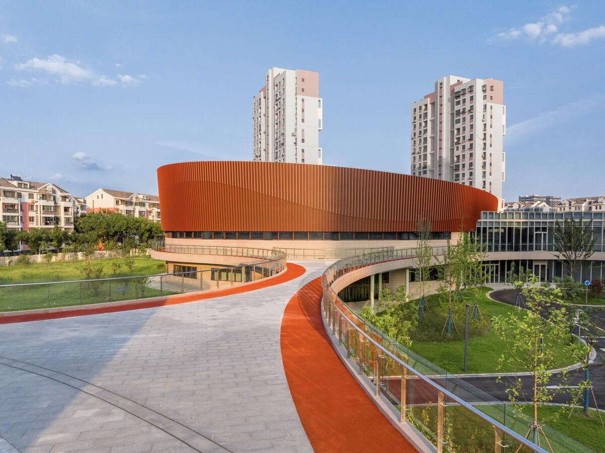 上海三林懿德社区文体中心：“镶嵌”在社区当中的一站式“体育+”公园 / 三益中国