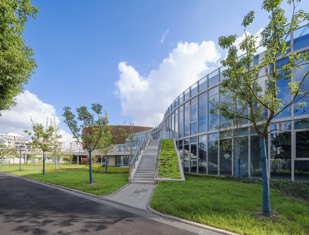 上海三林懿德社区文体中心：“镶嵌”在社区当中的一站式“体育+”公园 / 三益中国
