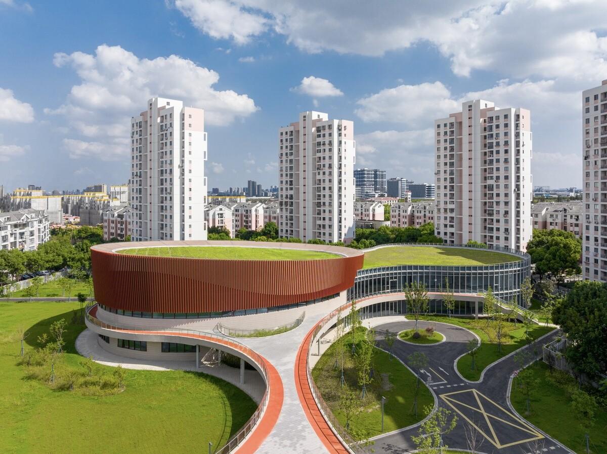 上海三林懿德社区文体中心：“镶嵌”在社区当中的一站式“体育+”公园 / 三益中国