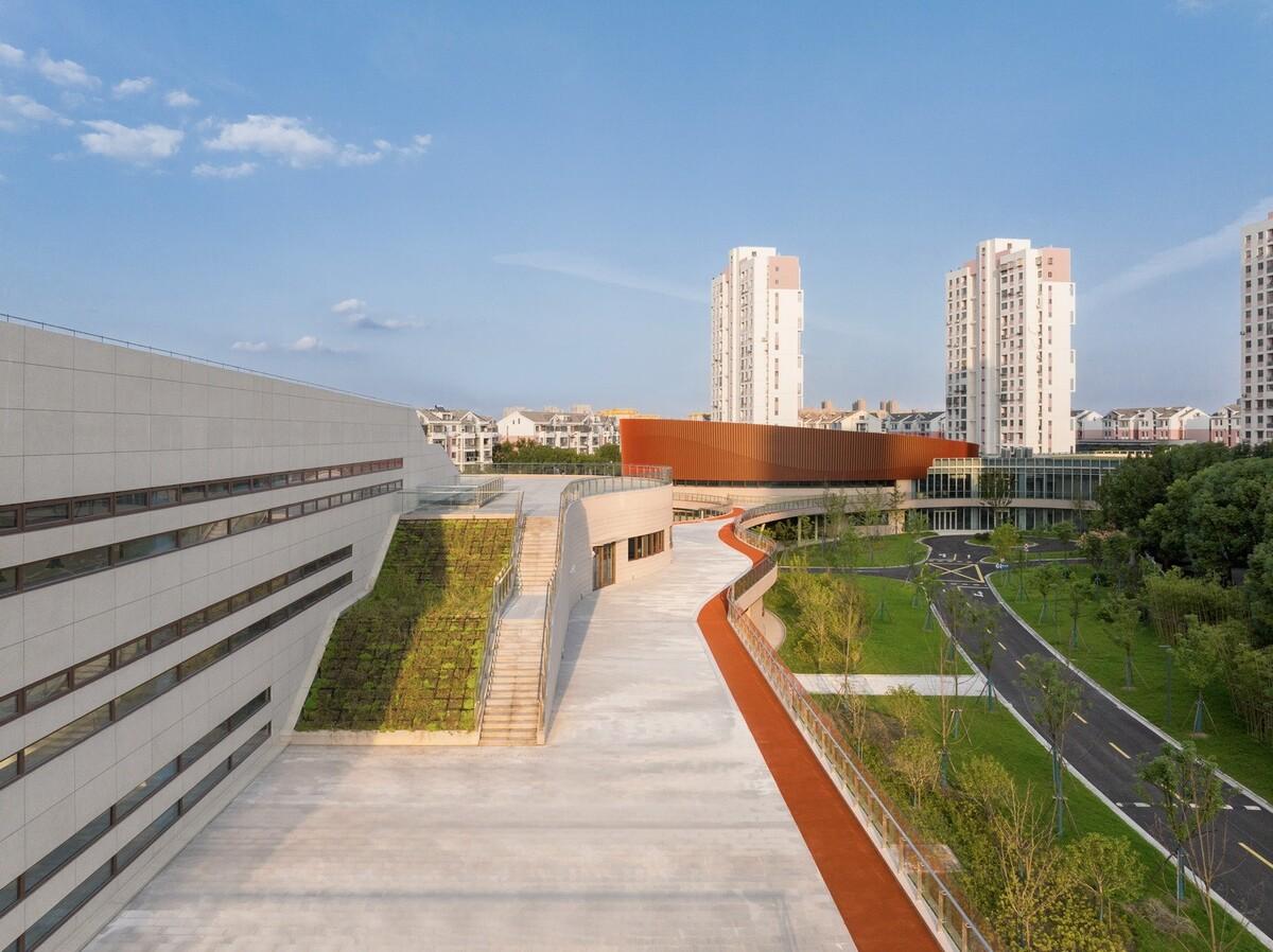 上海三林懿德社区文体中心：“镶嵌”在社区当中的一站式“体育+”公园 / 三益中国