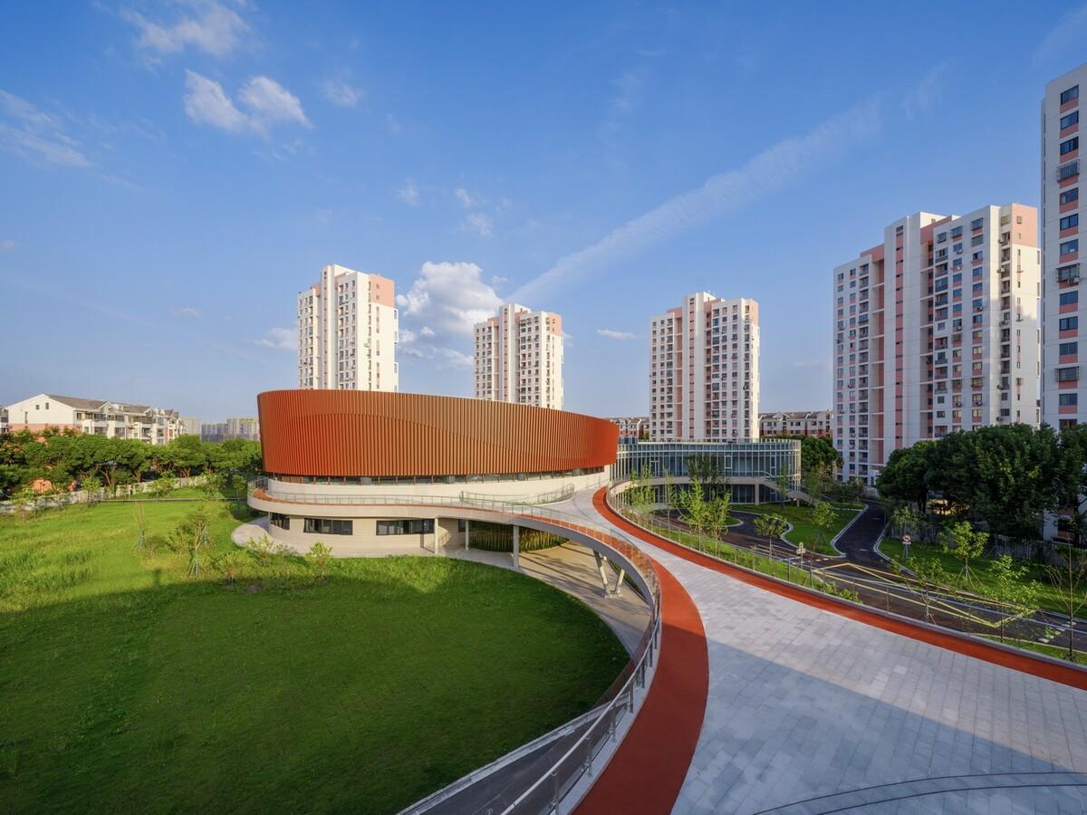 上海三林懿德社区文体中心：“镶嵌”在社区当中的一站式“体育+”公园 / 三益中国