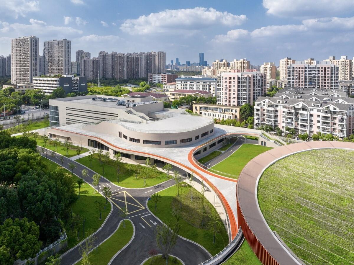 上海三林懿德社区文体中心：“镶嵌”在社区当中的一站式“体育+”公园 / 三益中国