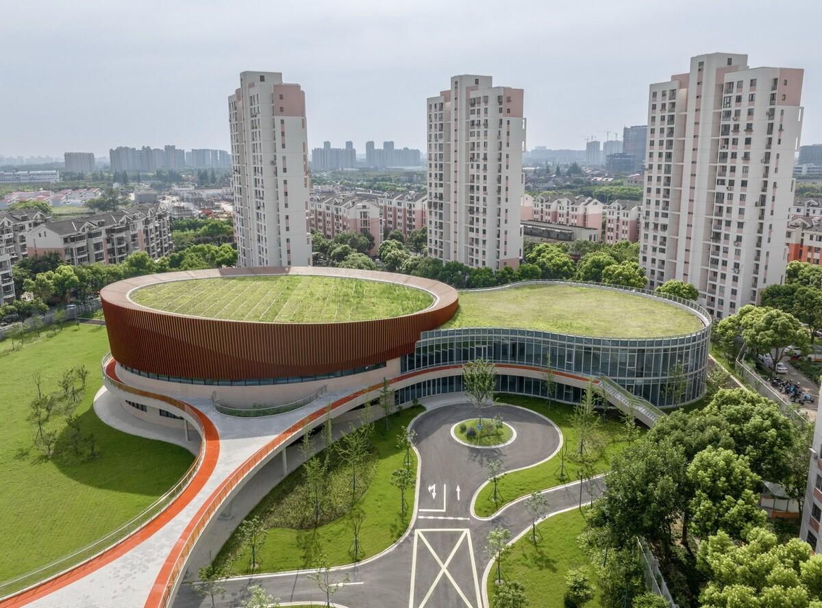 上海三林懿德社区文体中心：“镶嵌”在社区当中的一站式“体育+”公园 / 三益中国