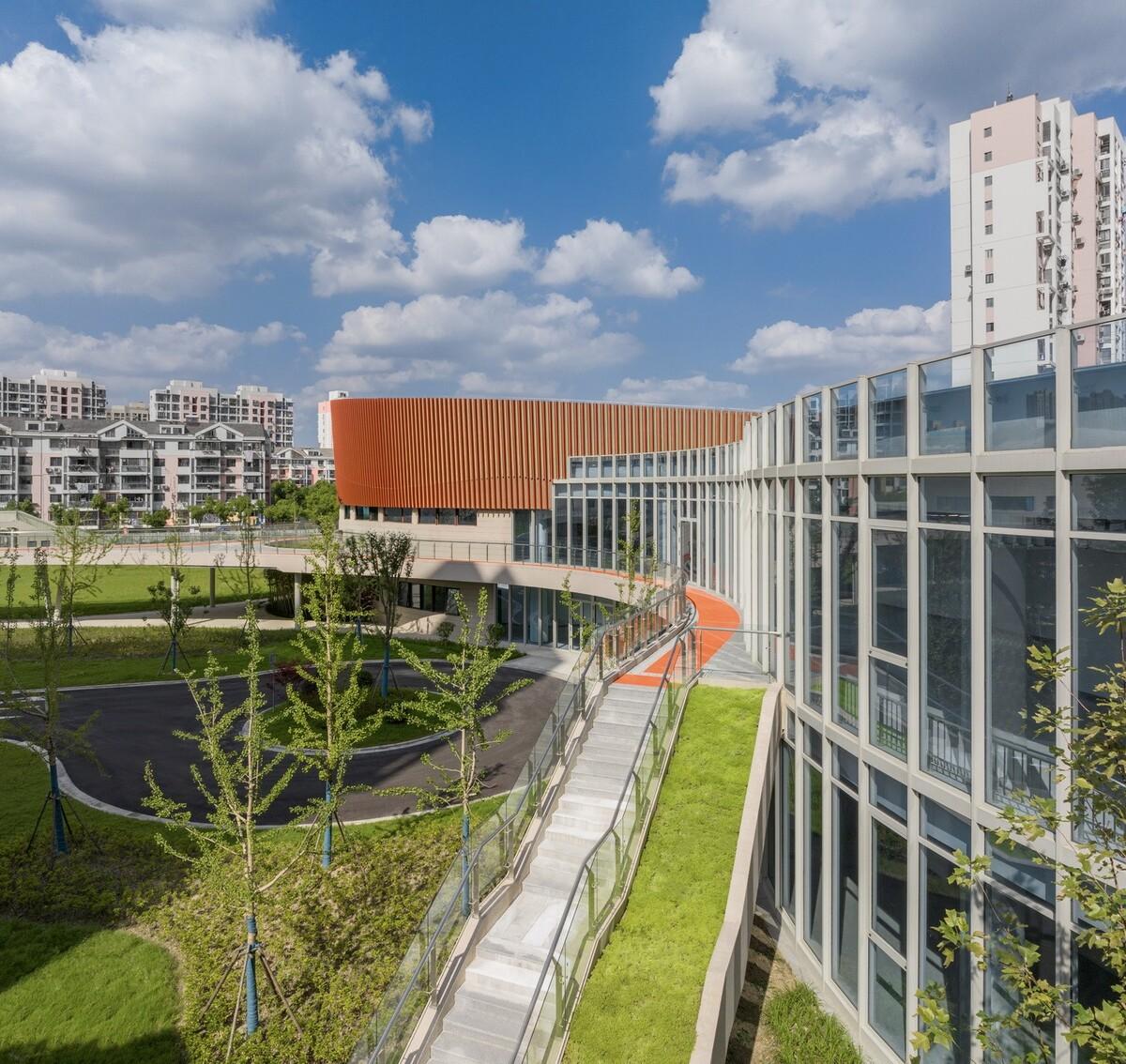 上海三林懿德社区文体中心：“镶嵌”在社区当中的一站式“体育+”公园 / 三益中国