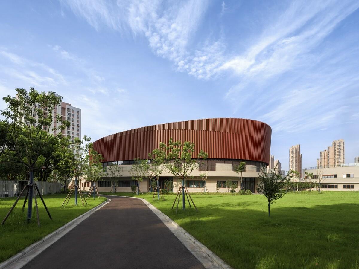 上海三林懿德社区文体中心：“镶嵌”在社区当中的一站式“体育+”公园 / 三益中国