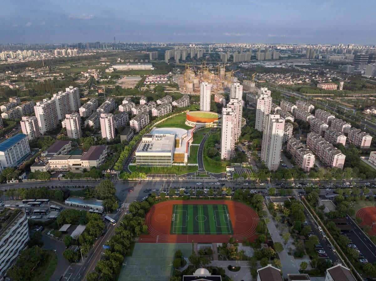 上海三林懿德社区文体中心：“镶嵌”在社区当中的一站式“体育+”公园 / 三益中国