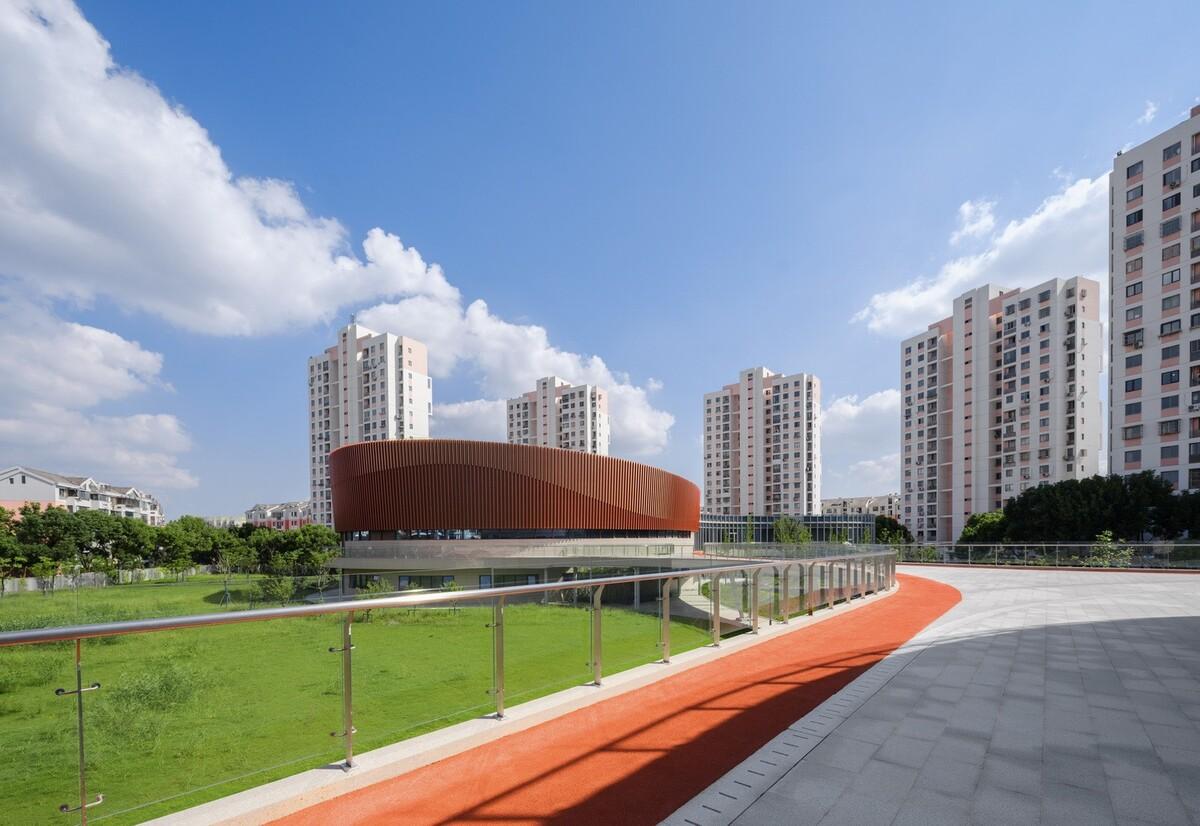 上海三林懿德社区文体中心：“镶嵌”在社区当中的一站式“体育+”公园 / 三益中国