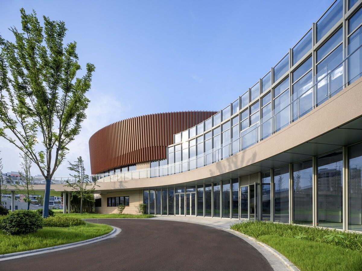 上海三林懿德社区文体中心：“镶嵌”在社区当中的一站式“体育+”公园 / 三益中国