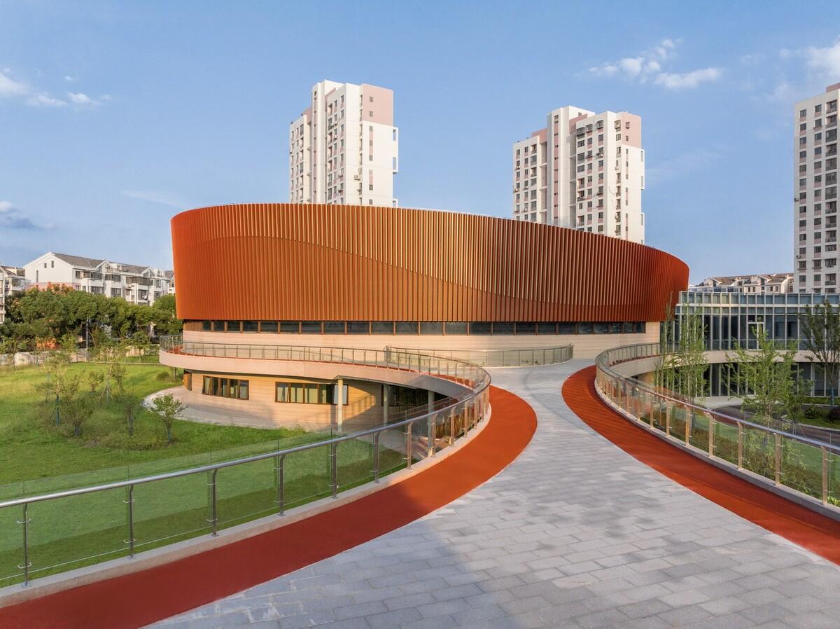 上海三林懿德社区文体中心：“镶嵌”在社区当中的一站式“体育+”公园 / 三益中国