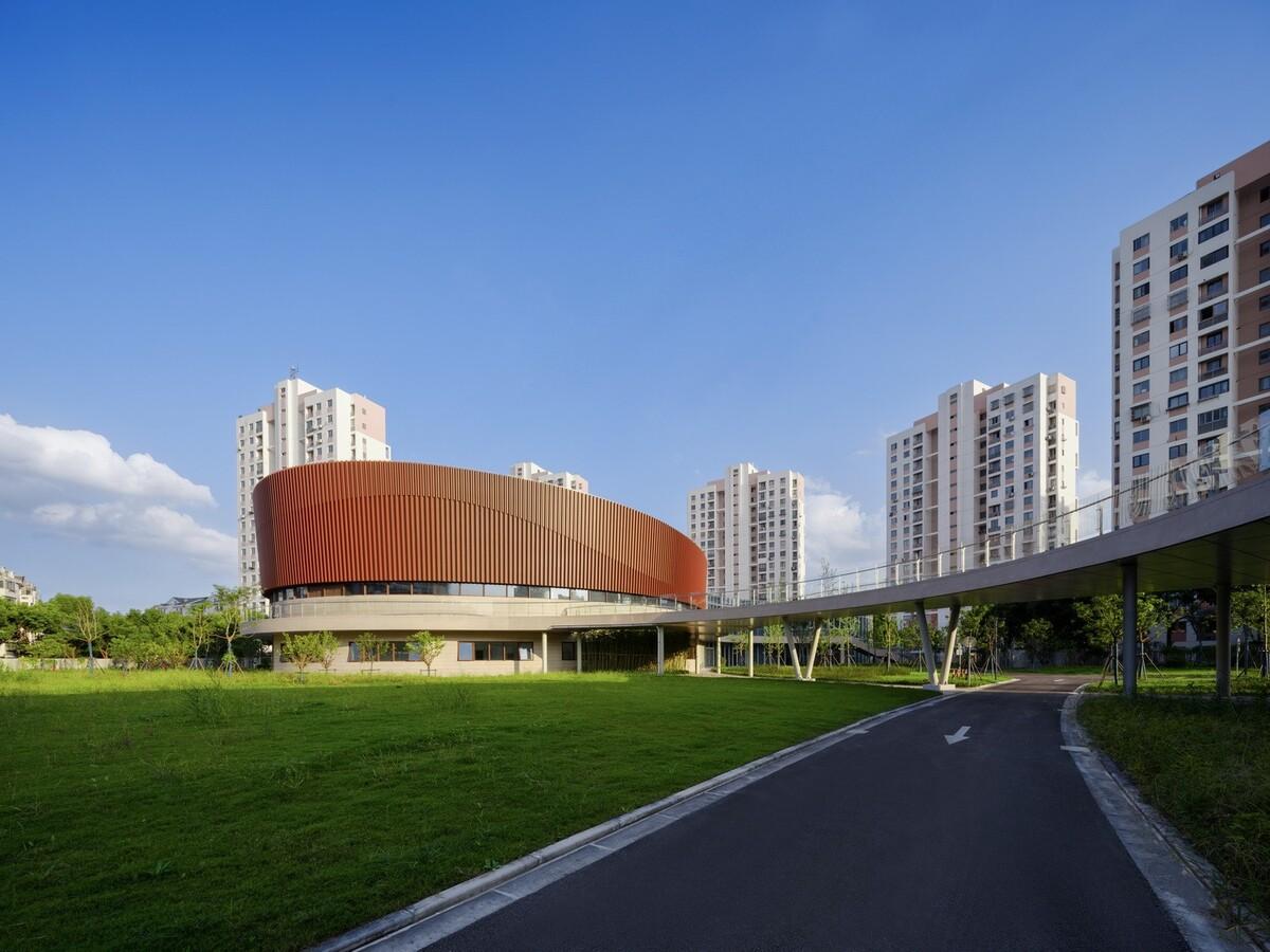 上海三林懿德社区文体中心：“镶嵌”在社区当中的一站式“体育+”公园 / 三益中国