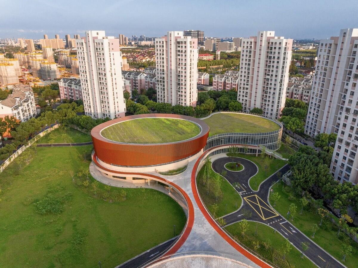 上海三林懿德社区文体中心：“镶嵌”在社区当中的一站式“体育+”公园 / 三益中国