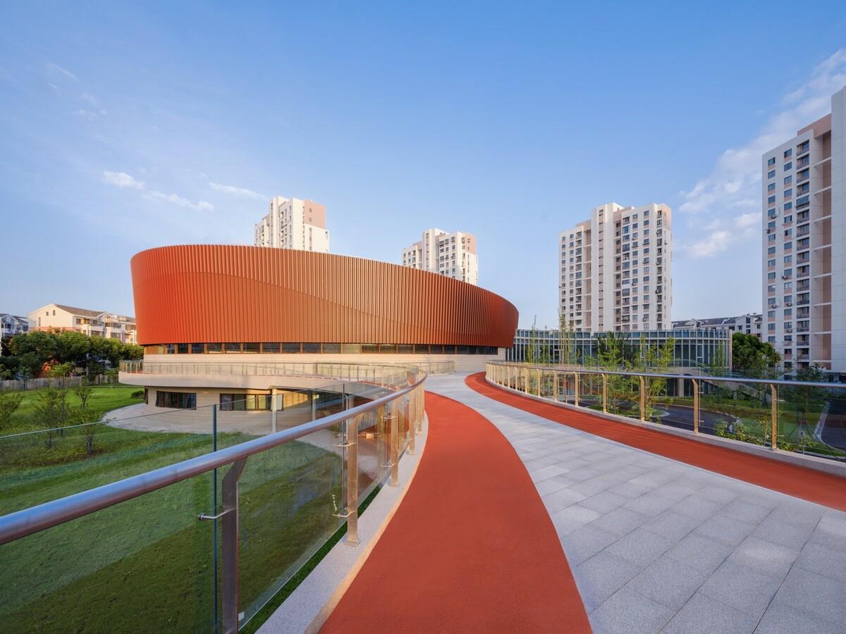 上海三林懿德社区文体中心：“镶嵌”在社区当中的一站式“体育+”公园 / 三益中国