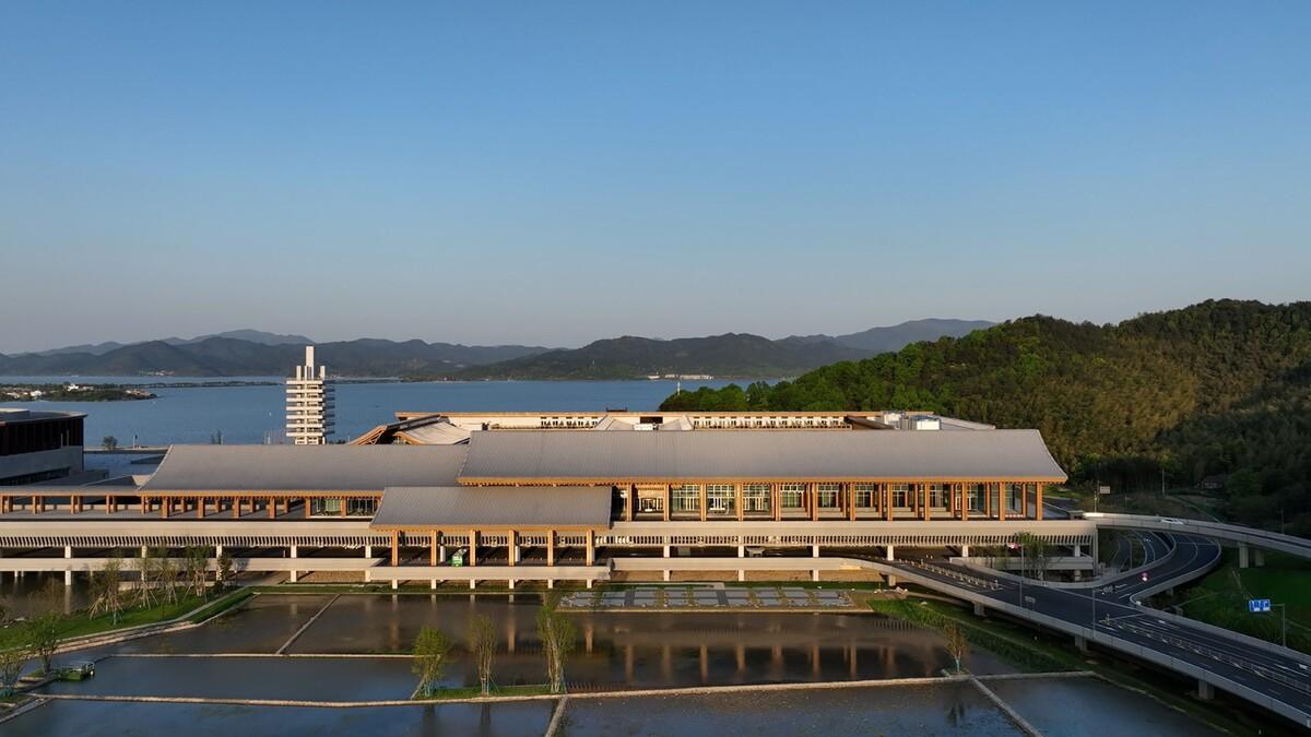 稻田与廊桥 - 宁波国际会议中心 / 汤桦建筑设计