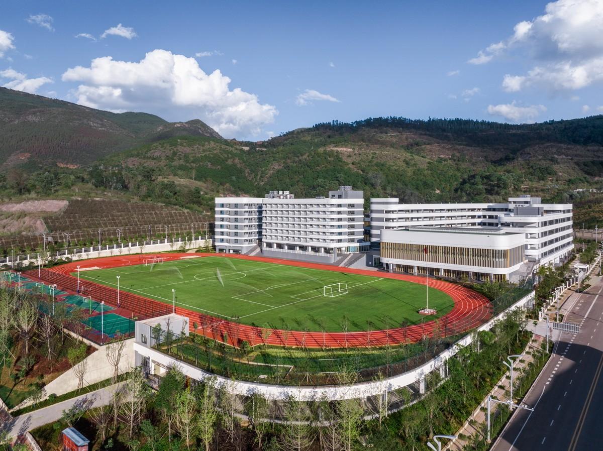 在山边眺望云朵:云南省玉溪弘玉中学设计记 / 思序产教融合研究中心