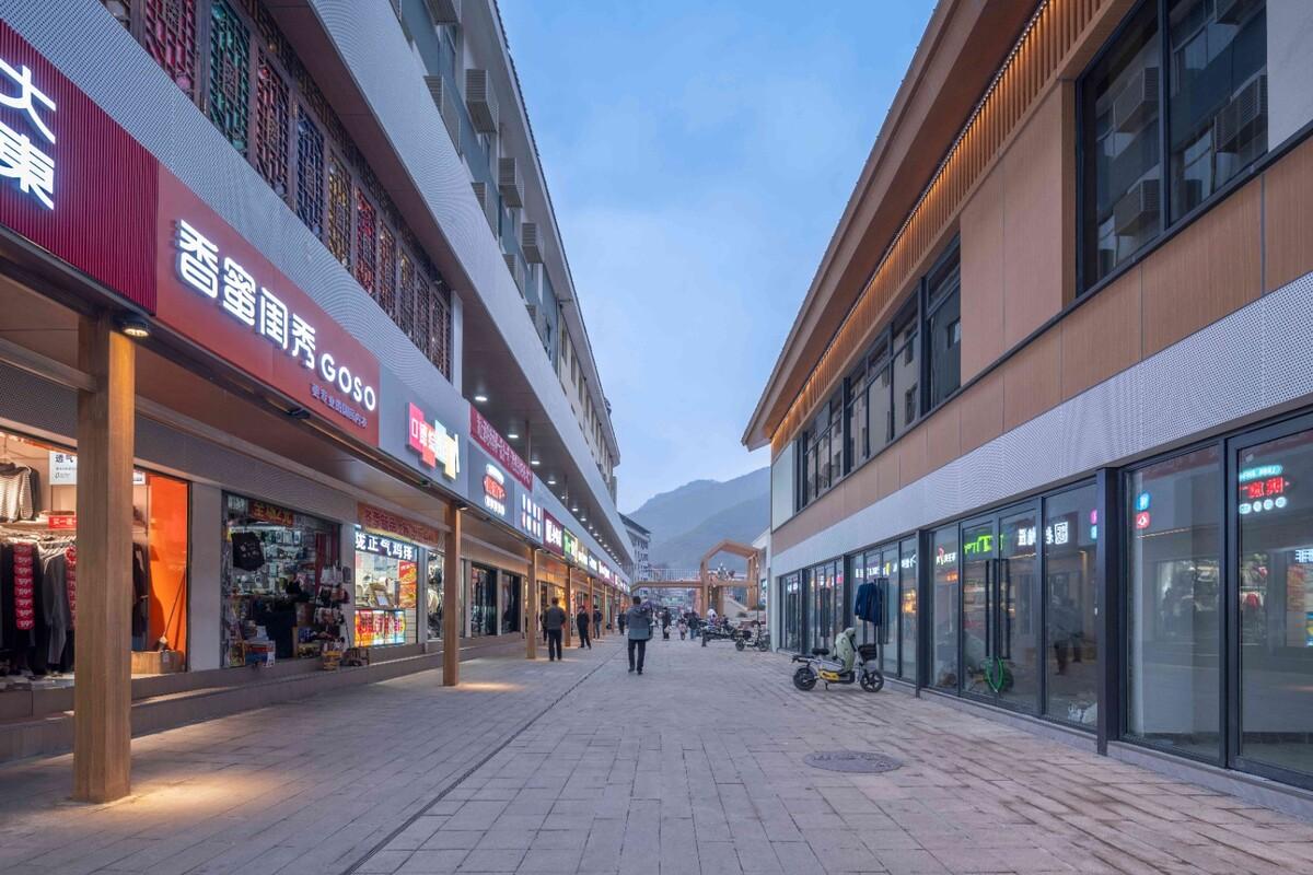 康县新人字桥及周边商业街更新设计 / 三文建筑 何崴工作室