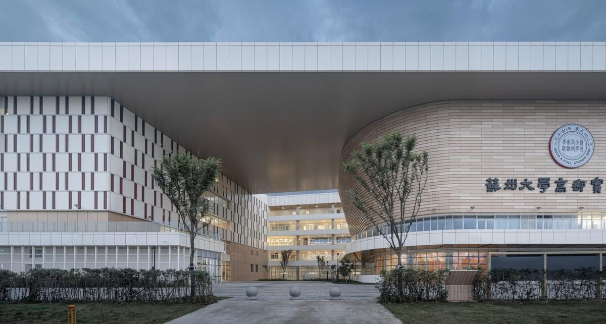 苏州大学高邮实验学校 / 九城都市建筑