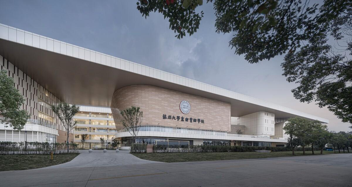苏州大学高邮实验学校 / 九城都市建筑