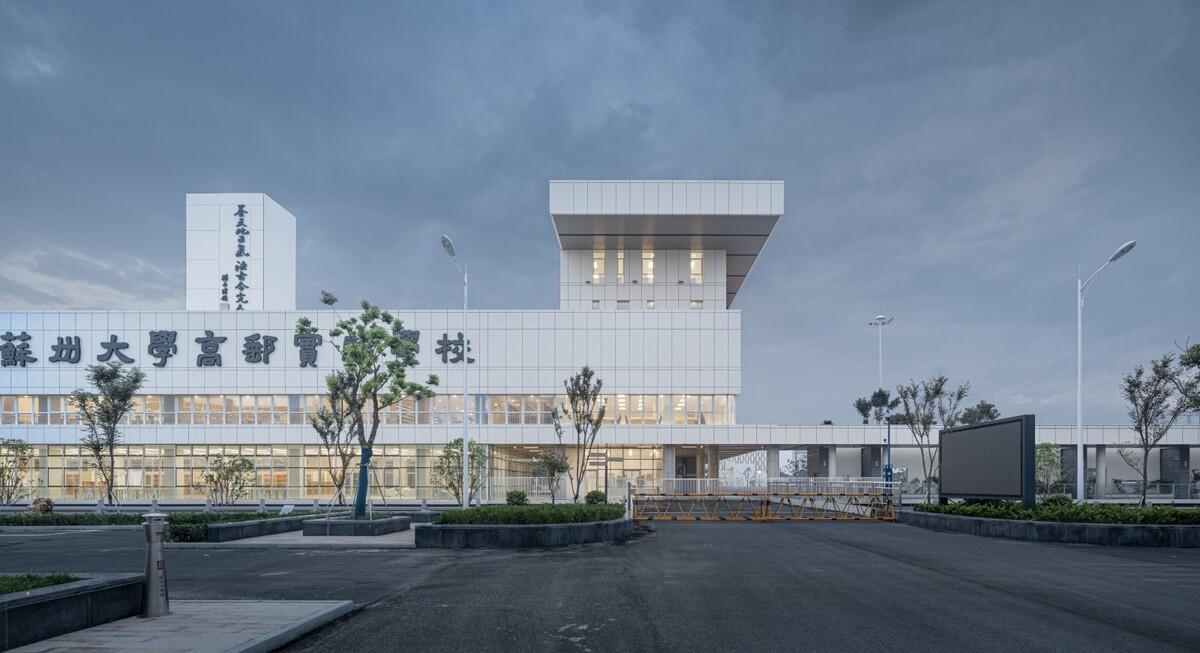 苏州大学高邮实验学校 / 九城都市建筑