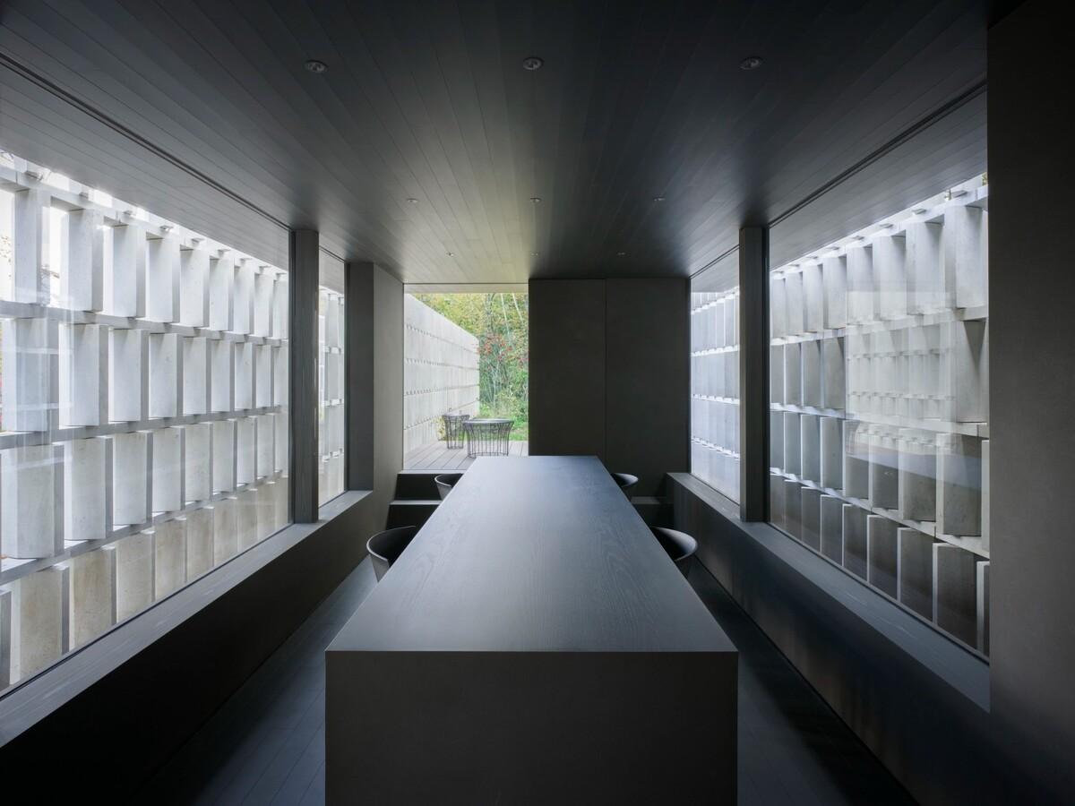 砖墙之家 / nendo